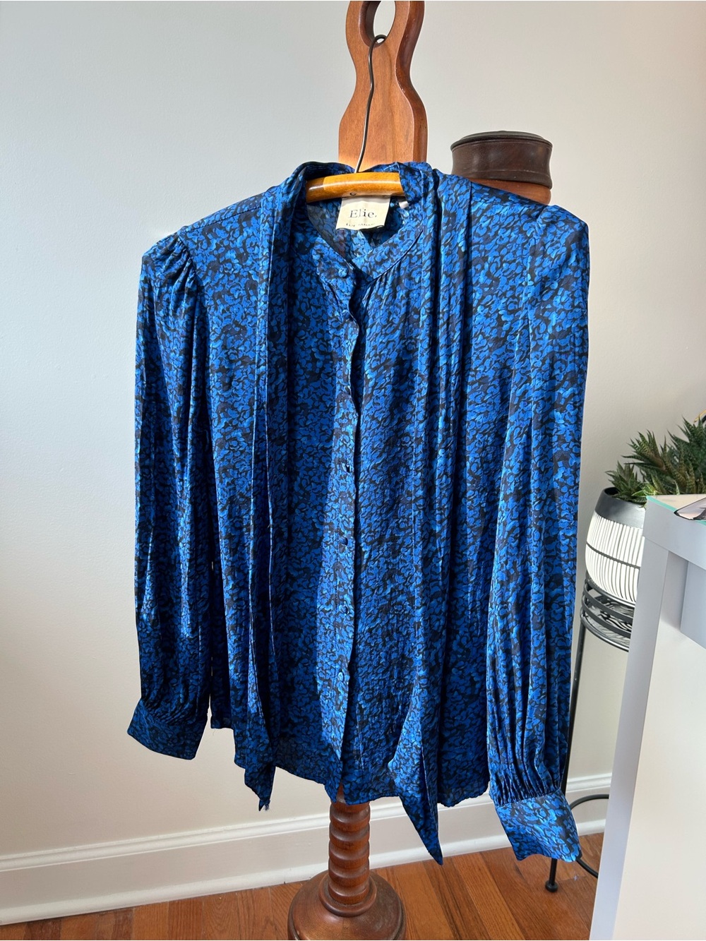 GORGEOUS Elie Tahari Blue and Black Floral Tie-Neck Blouse Size Small EUC